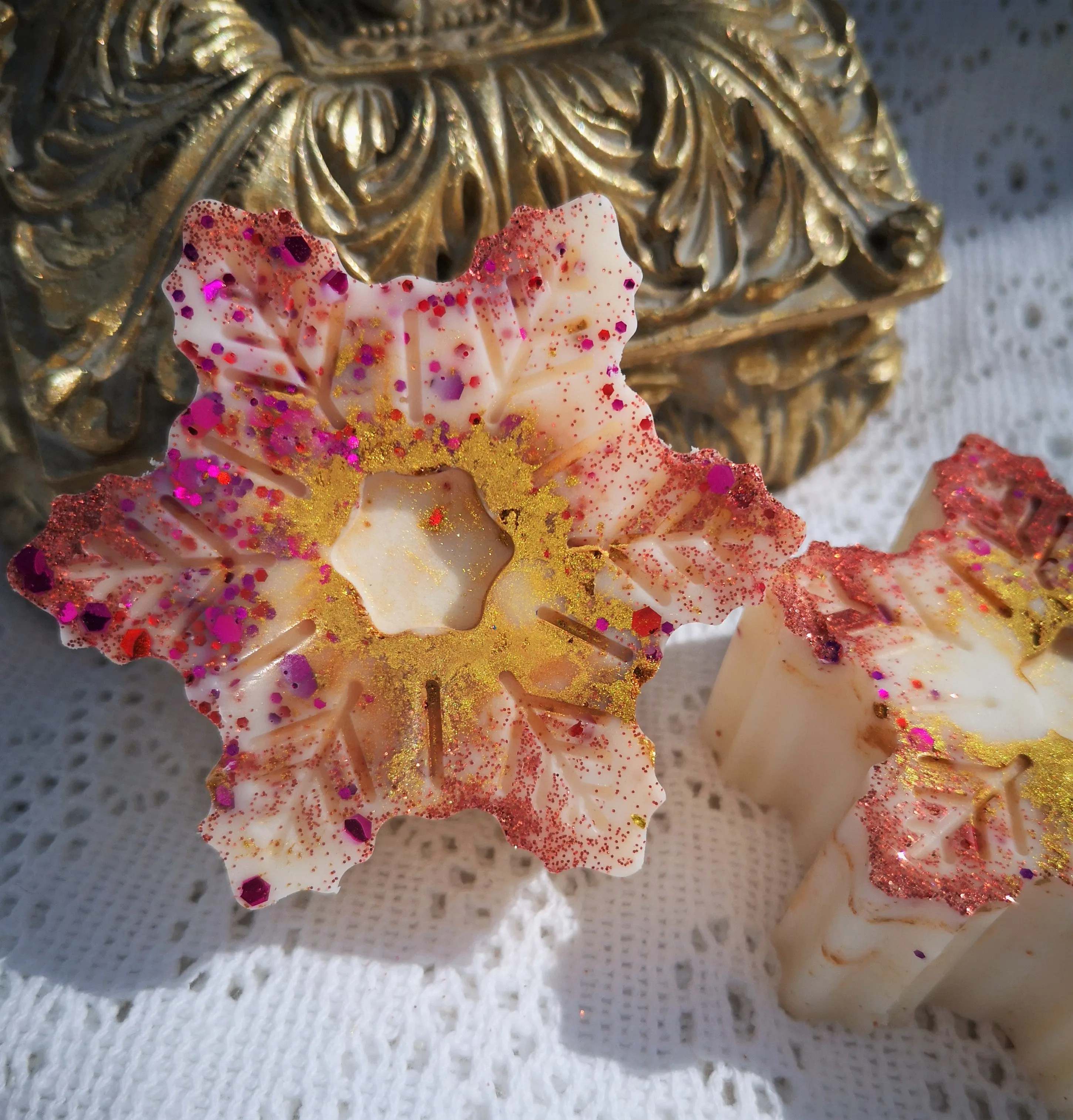 Large seasonally scented snowflake melt, limited edition 75g approx.