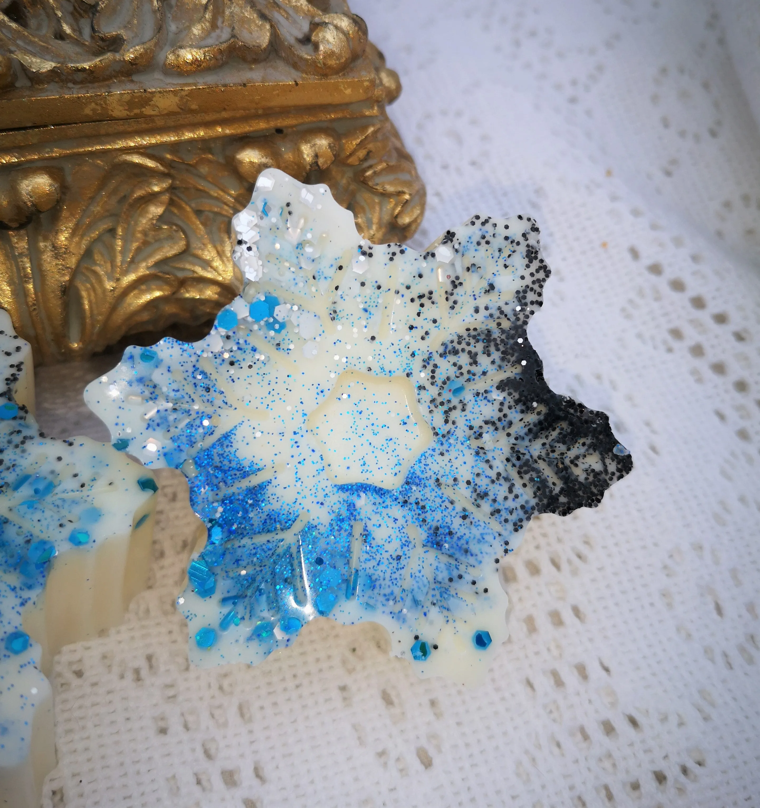 Large seasonally scented snowflake melt, limited edition 75g approx.