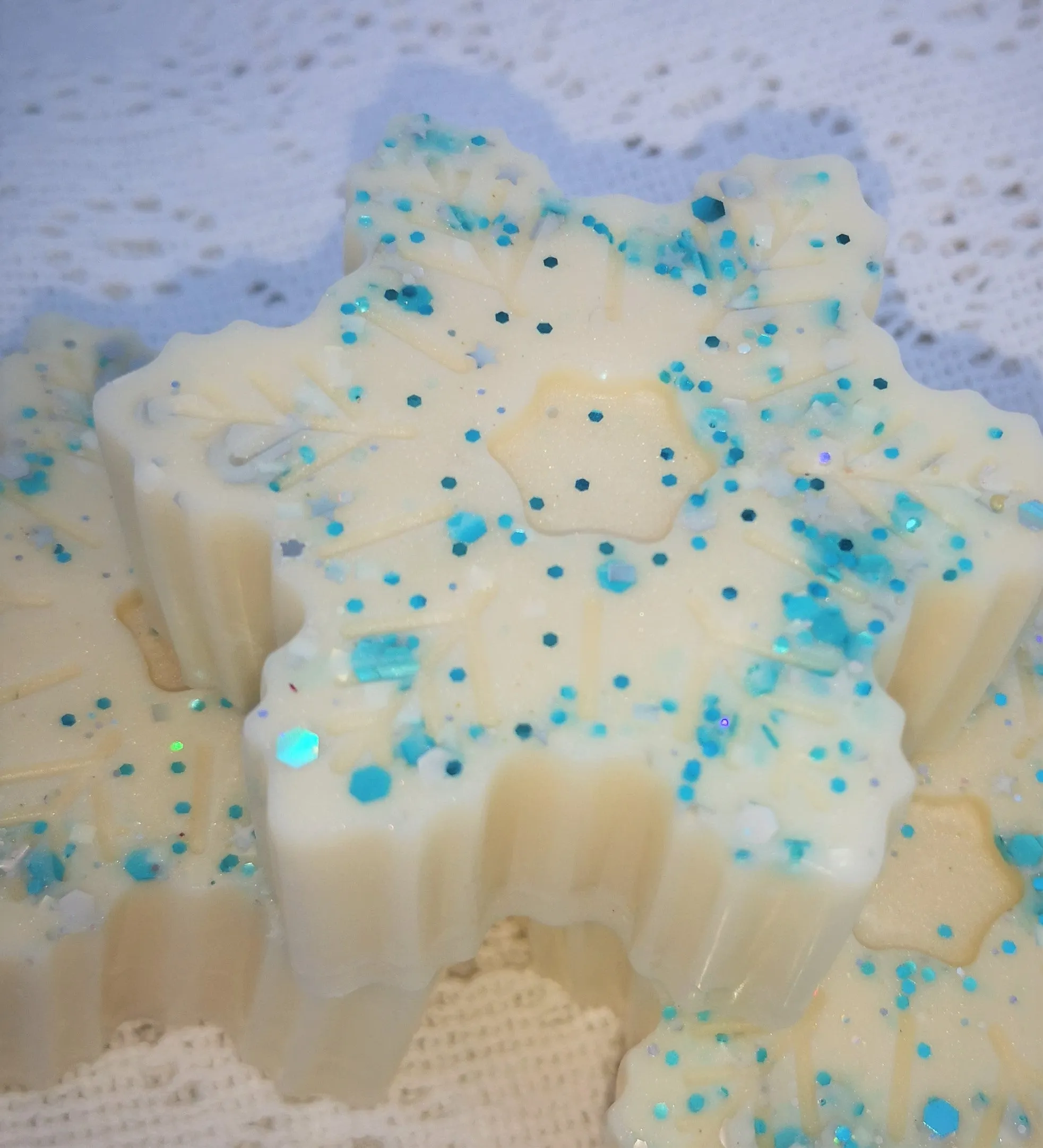 Large seasonally scented snowflake melt, limited edition 75g approx.