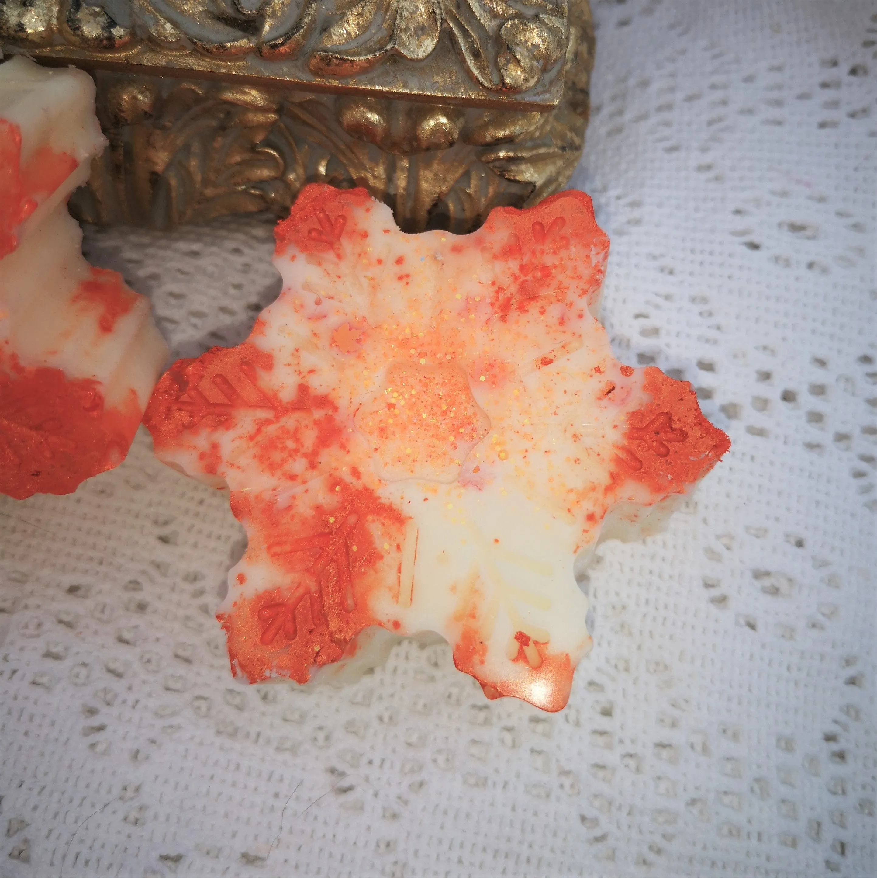 Large seasonally scented snowflake melt, limited edition 75g approx.