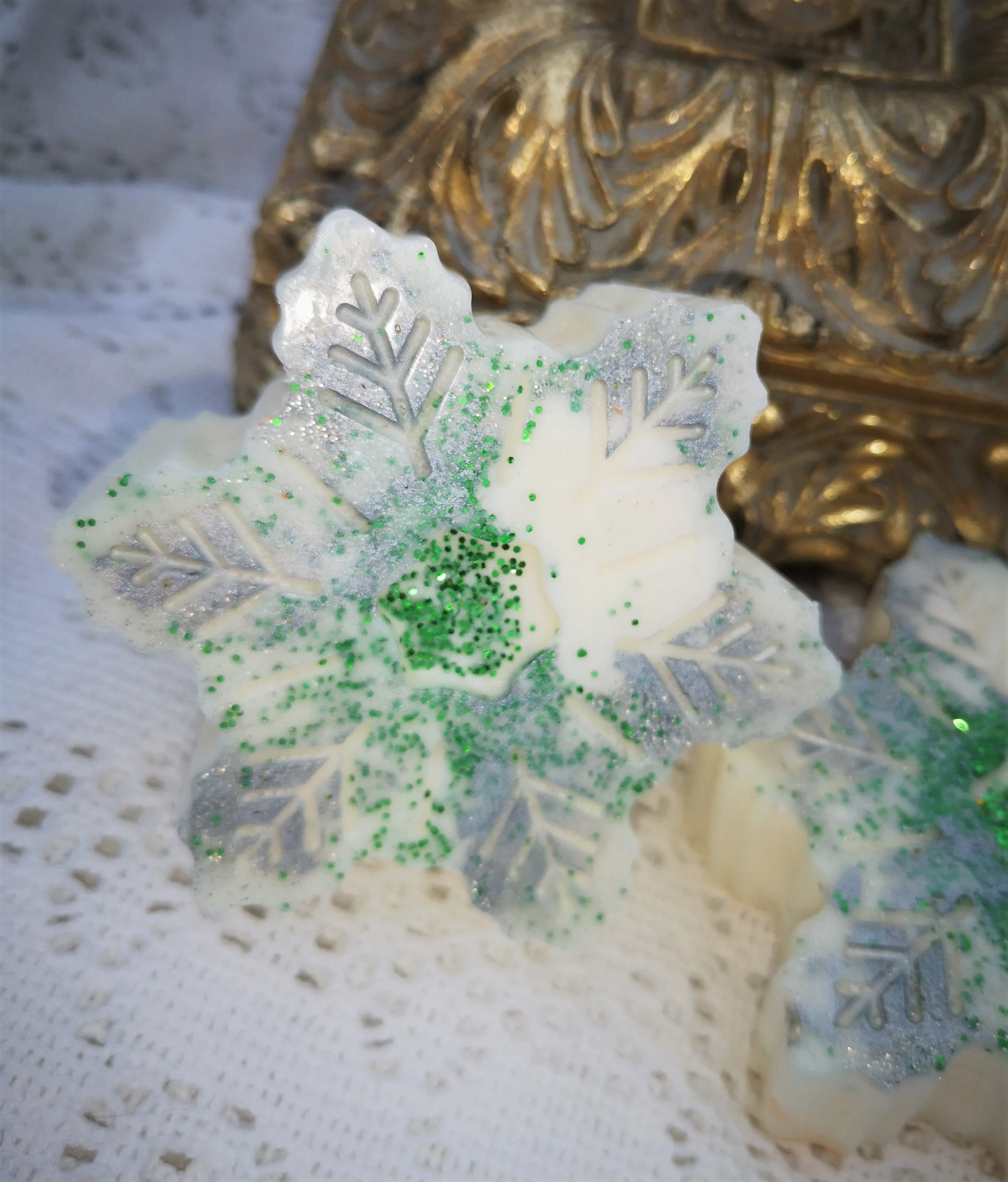 Large seasonally scented snowflake melt, limited edition 75g approx.