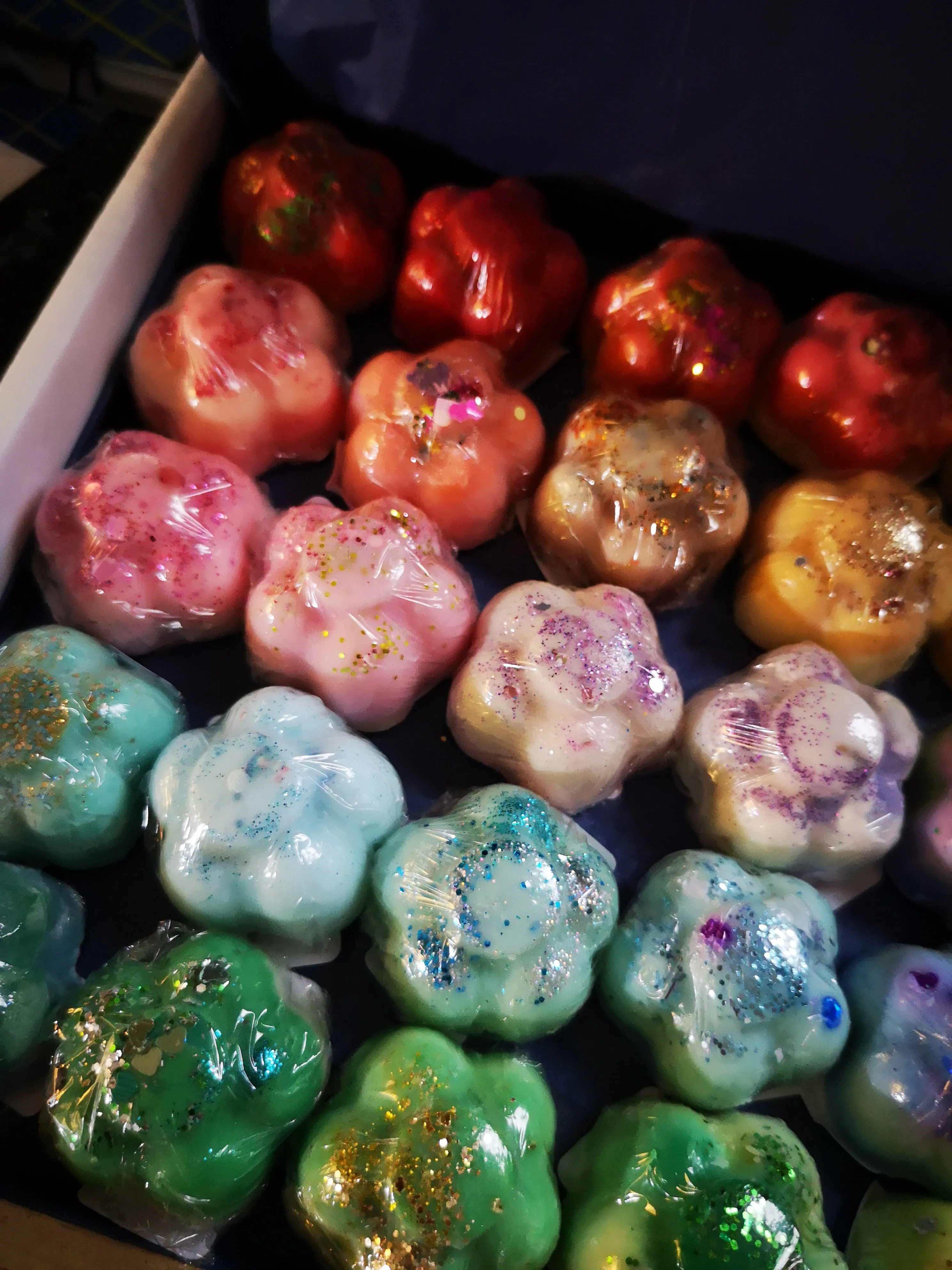 Mega mini melt sample box. 35 different fragrances from our selection, vegan soy wax