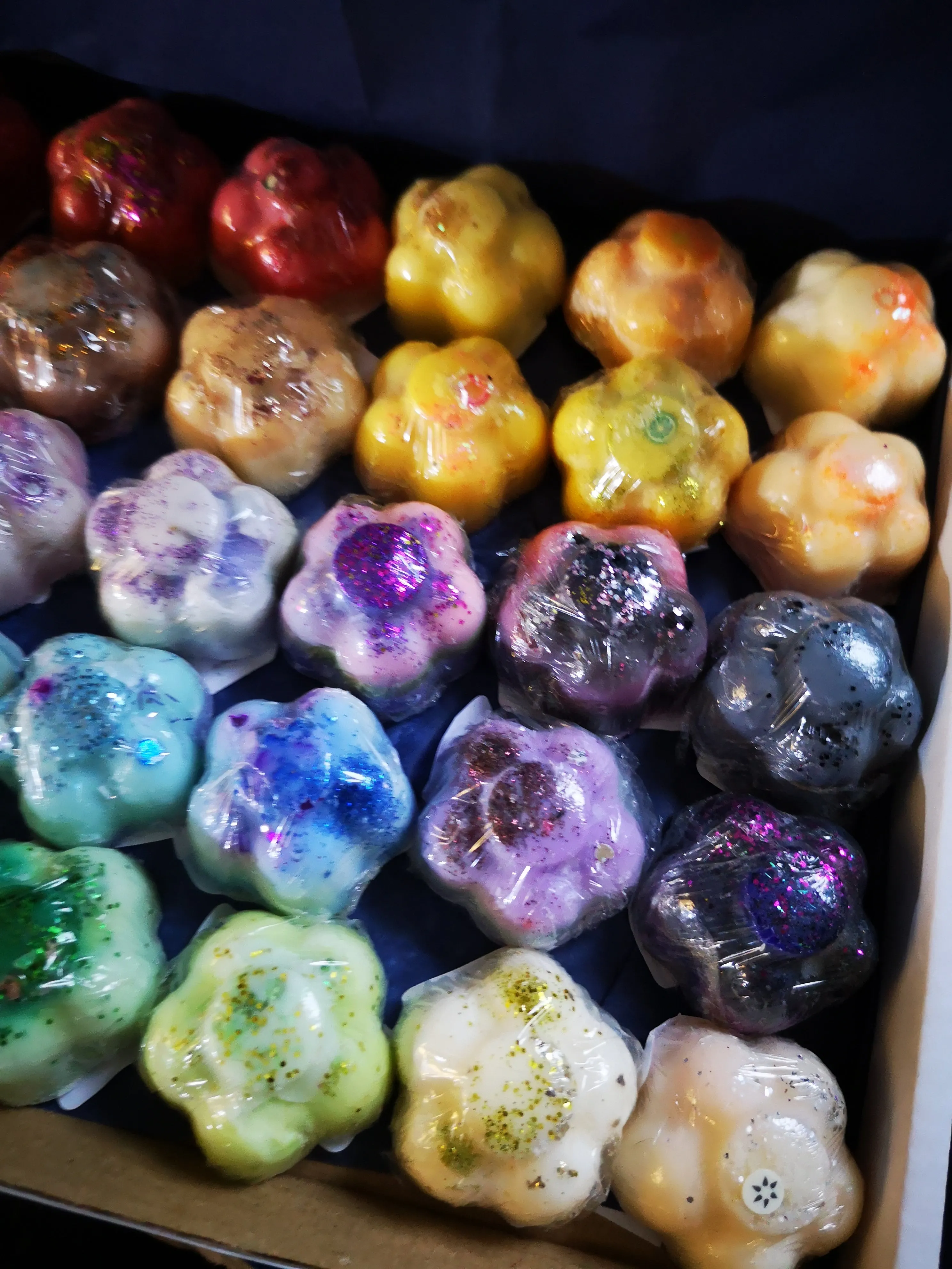Mega mini melt sample box. 35 different fragrances from our selection, vegan soy wax