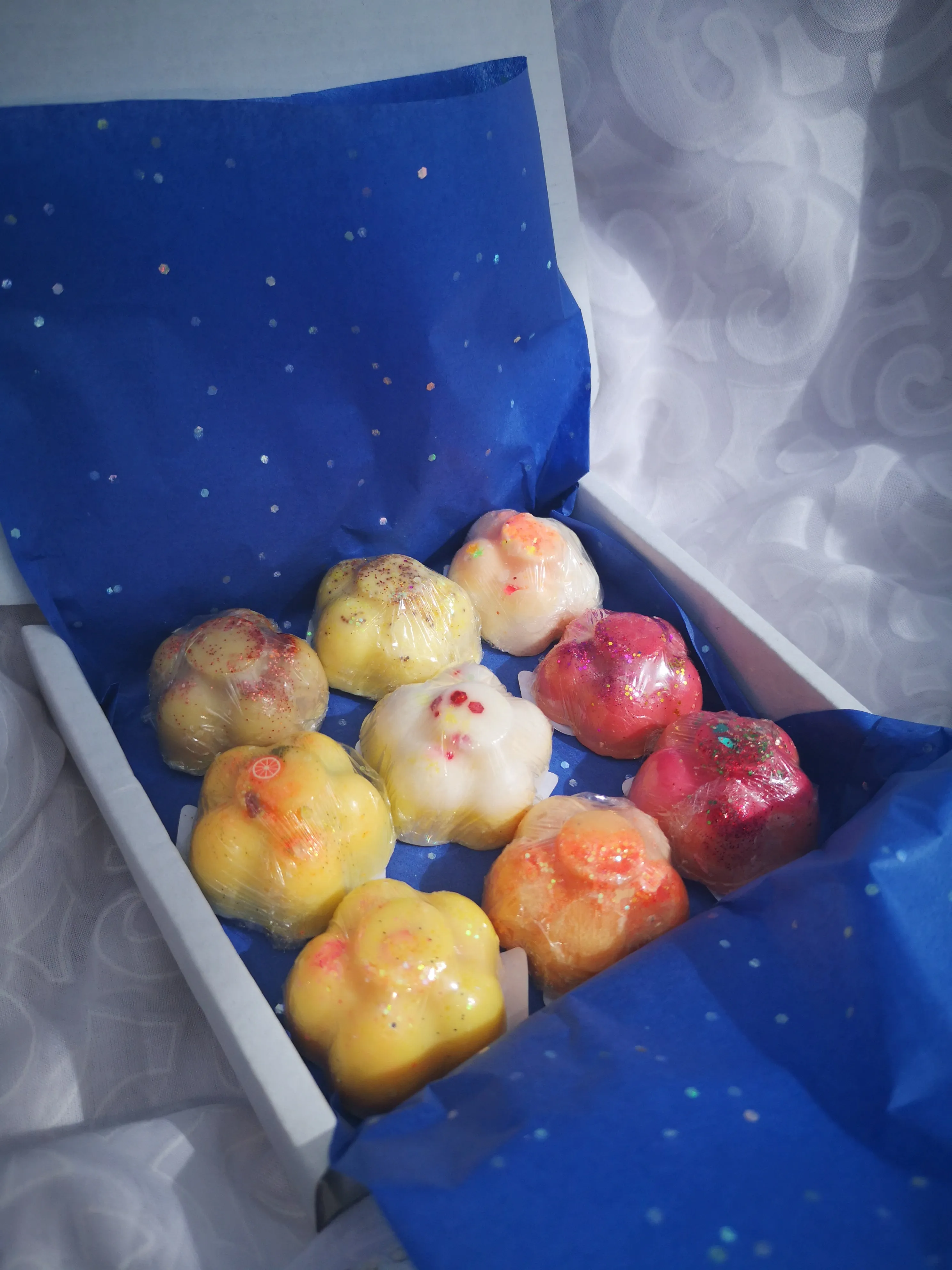 Small mini melt sample box. just 9 samples in 7 options.