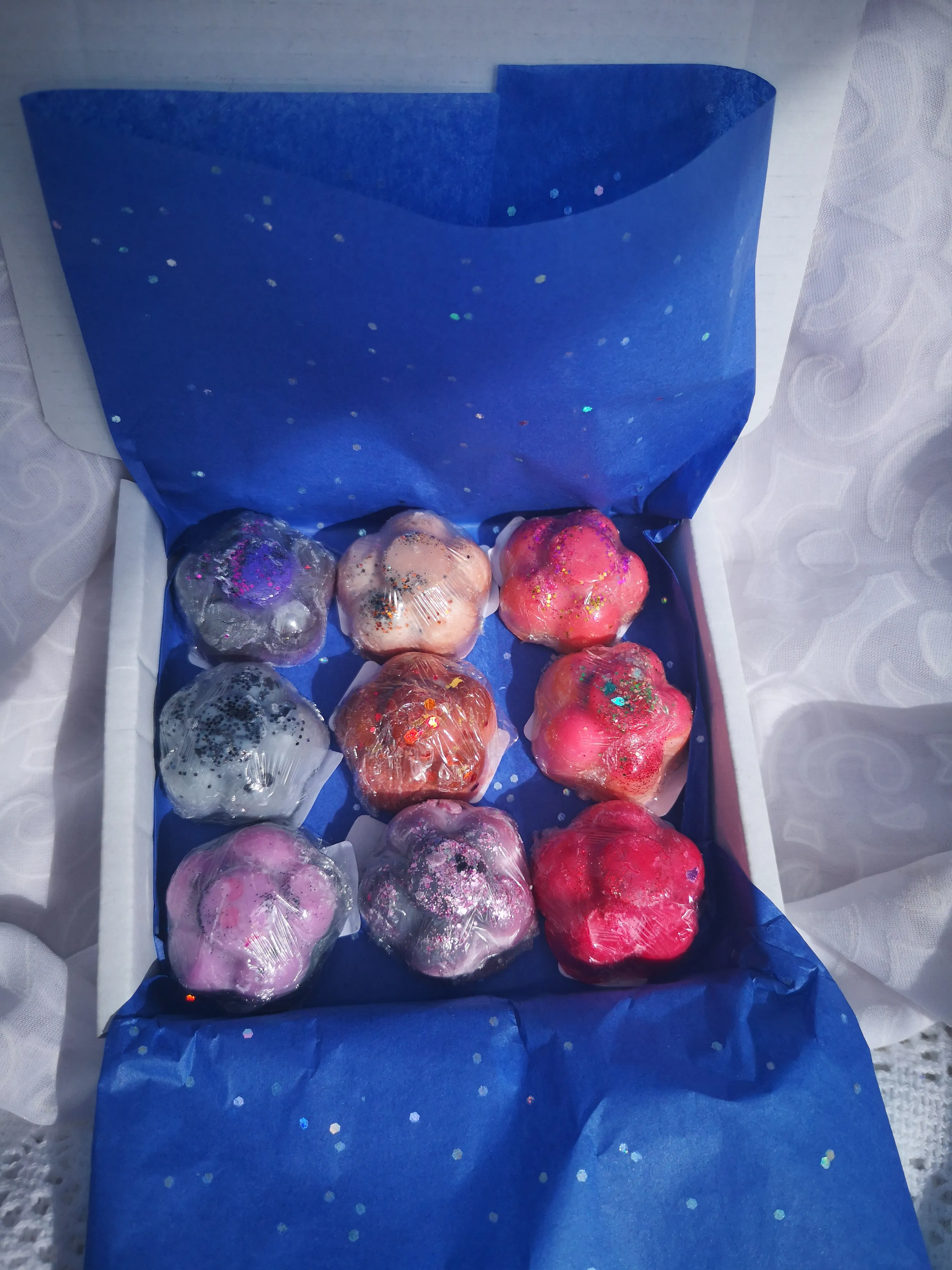 Small mini melt sample box. just 9 samples in 7 options.